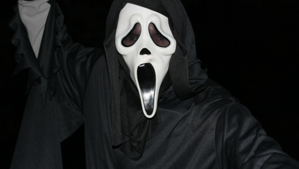 Ragazzo che indossa un inquietante Ghost maschera durante il