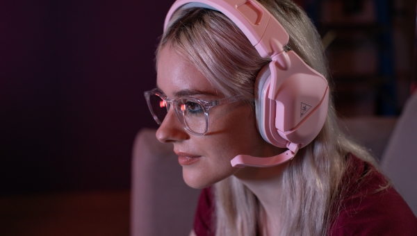 Turtle beach annuncia le nuove colorazioni turchese e rosa delle stealth 600 gen 2 max, i primi prodotti a zero emissioni di anidride carbonica dell'azienda 