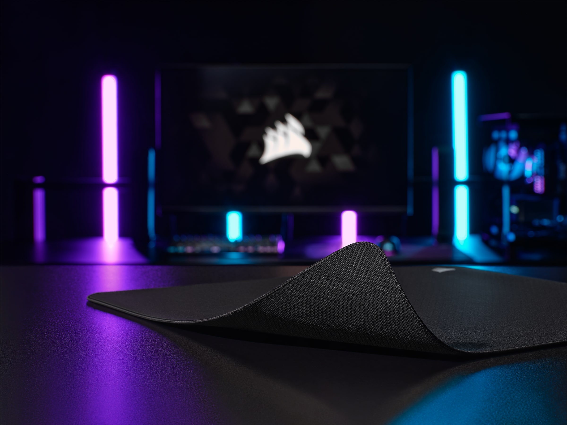 CORSAIR annuncia la nuova generazione di mouse pad in tessuto ibrido MM500